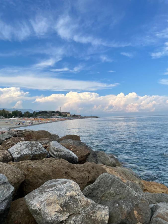 فندق Due Passi Dal Mare سافونا المظهر الخارجي الصورة